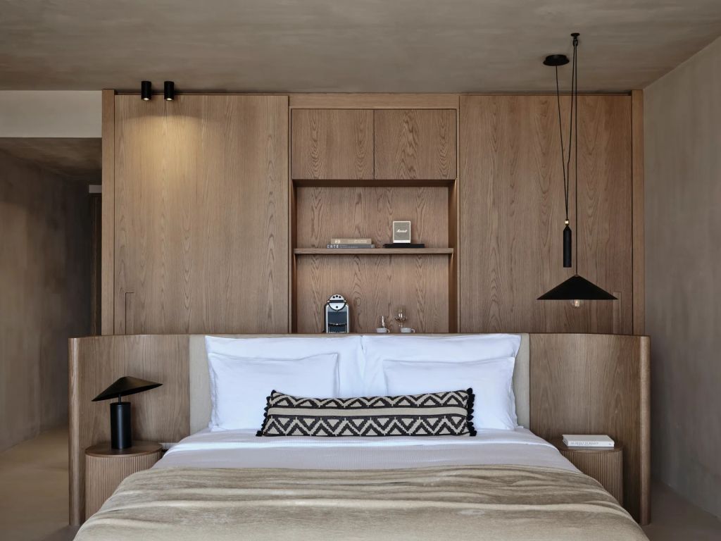 Gemütliches Bett mit Bettwäsche aus sanften Tönen und dekorativem Kissen