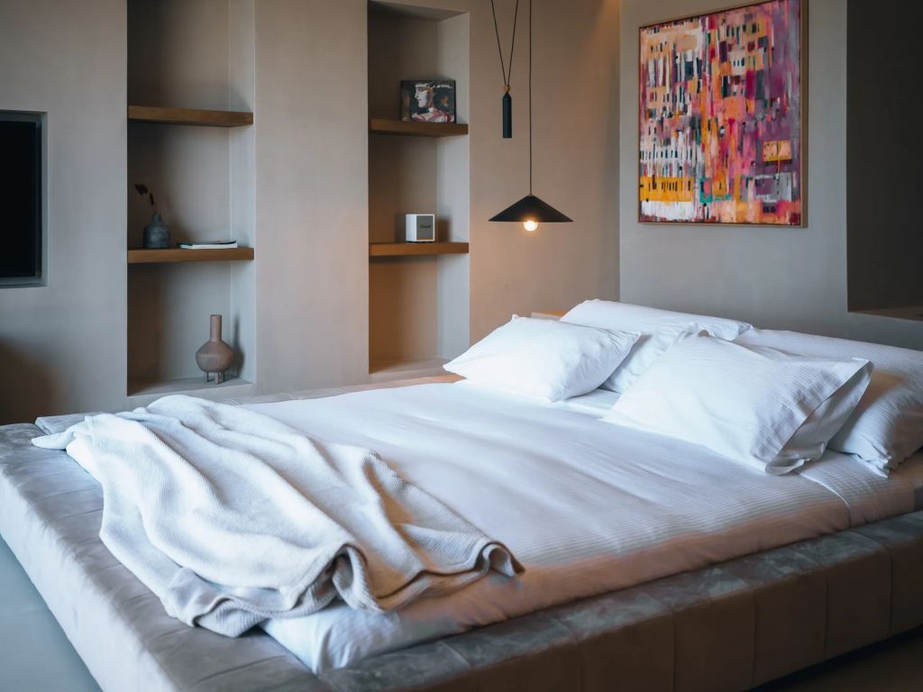Gemütliches Zimmer in der Oasis Suite mit Kunst an der Wand und geschmackvoller Dekoration.