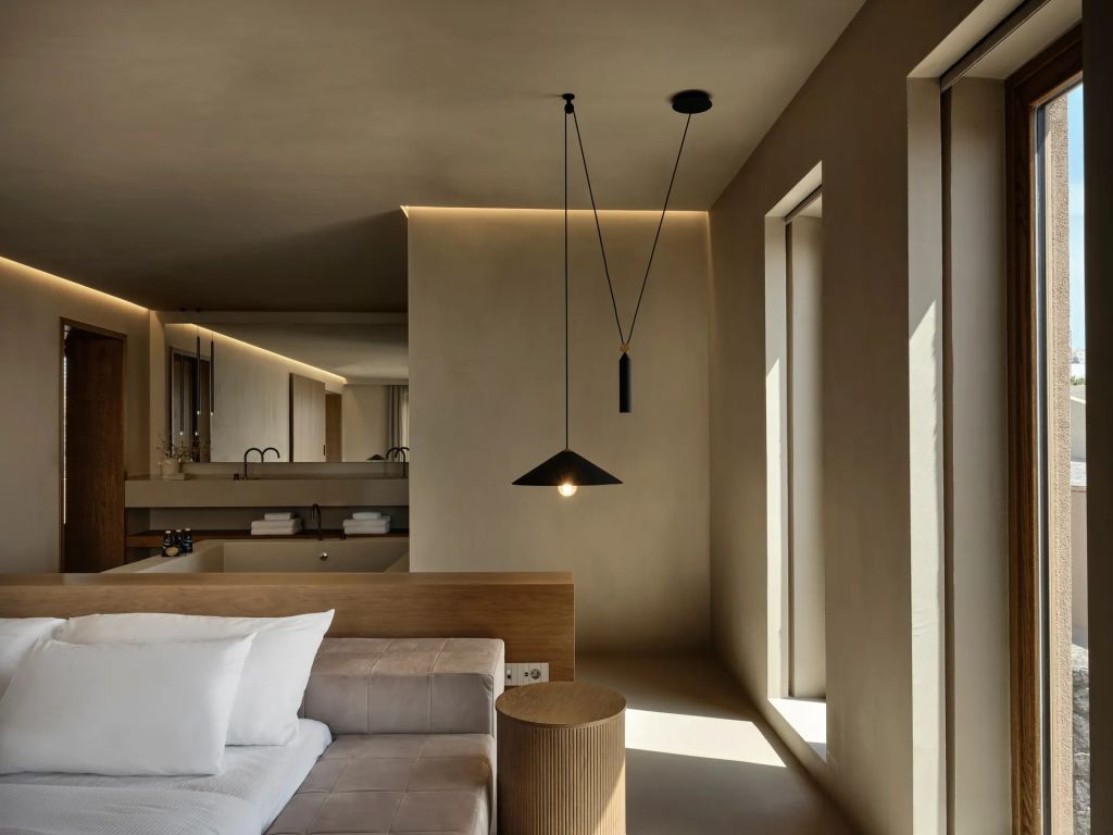 Geräumiges Schlafzimmer der Oasis Suite mit modernen Lampen und stilvoller Beleuchtung.