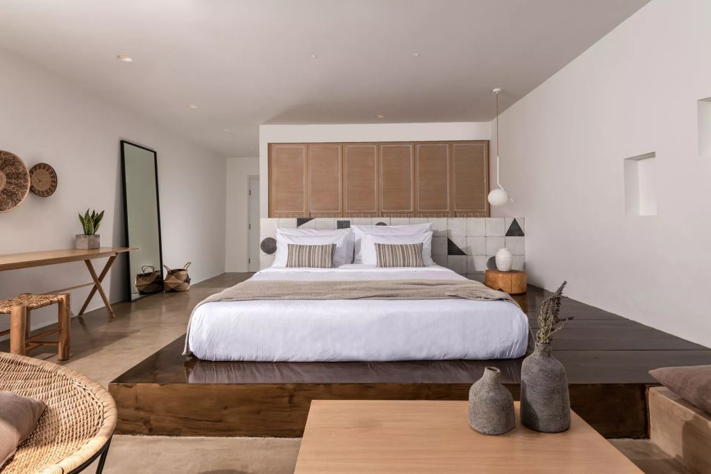 Modernes Schlafzimmer in der Sunset Suite mit Kingsize-Bett und dekorativen Elementen in neutralen Tönen