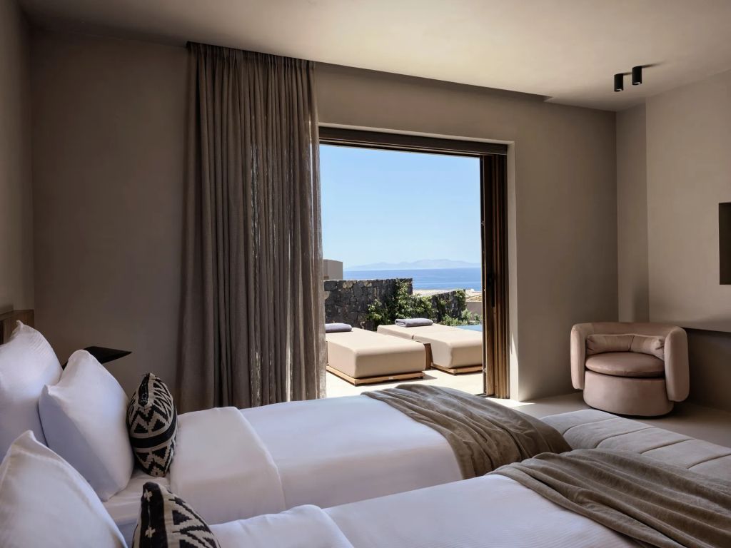 Zweibettzimmer mit offenem Zugang zur Terrasse und Meerblick