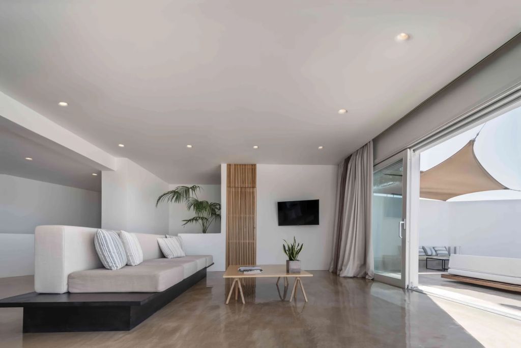 Wohnbereich der Villa mit stilvoller Einrichtung und Zugang zur Terrasse