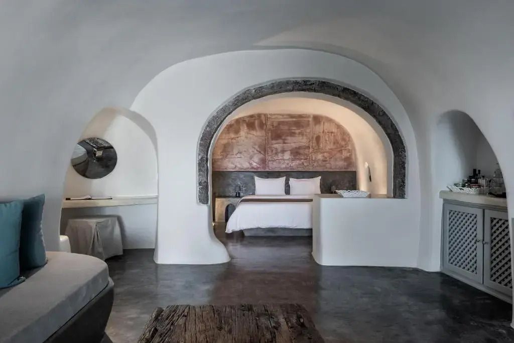 Elegante Suite mit gewölbten Decken und Doppelbett im Andronis Boutique Hotel