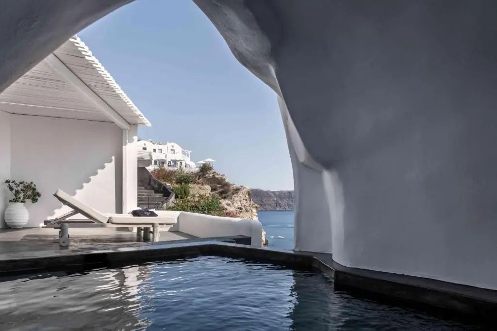 Atemberaubender Blick auf die Küste von privatem Infinity-Pool im Hotelzimmer
