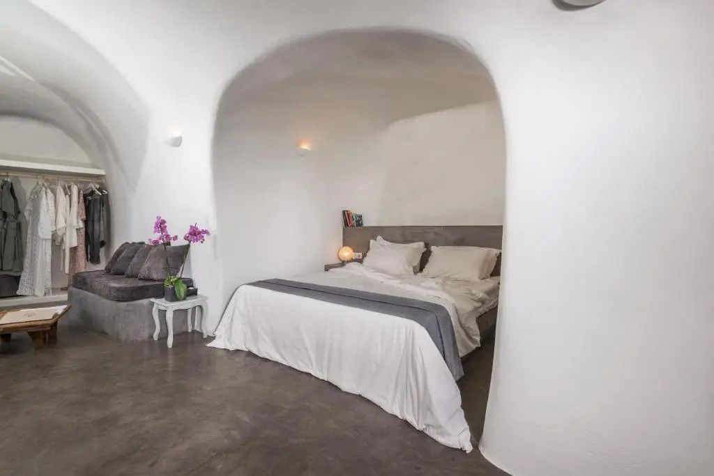 Elegantes Doppelzimmer mit gewölbtem Decken-Design und gemütlicher Einrichtung