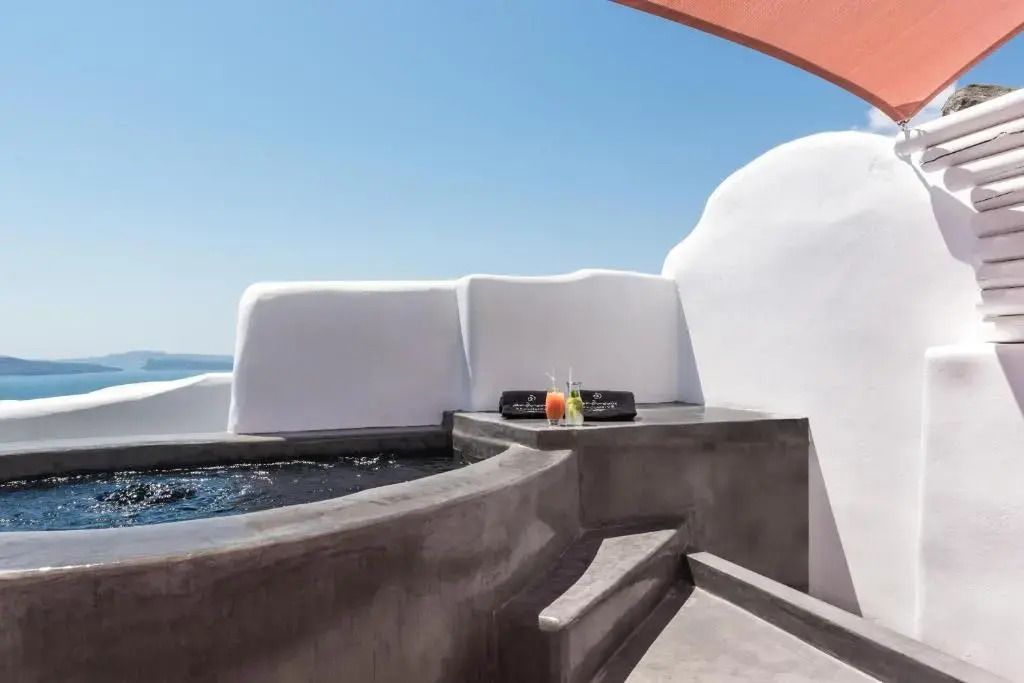 Private Terrasse mit kleinem Pool und erfrischenden Getränken