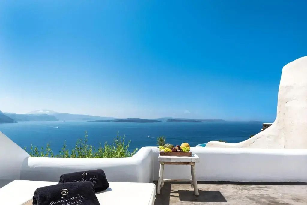 Terrasse mit spektakulärem Blick über das blaue Meer