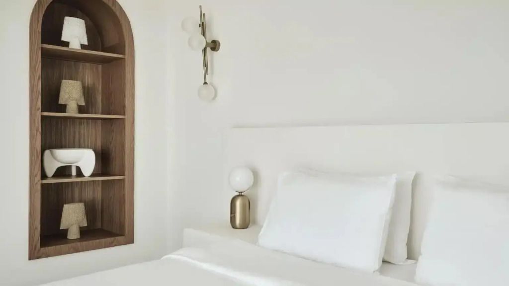 Elegantes Schlafzimmer mit modernem Design und stilisierter Beleuchtung.