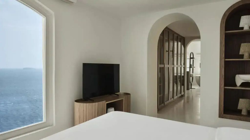 Moderne Unterhaltungsecke mit Flachbildschirm und Holzdetails.