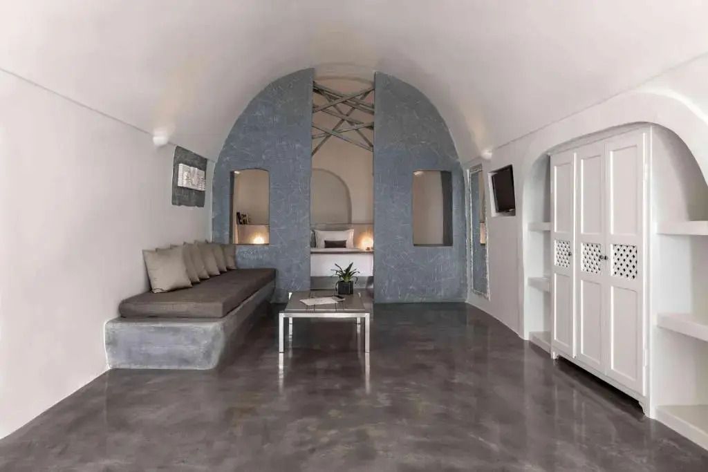 Weitläufiger, elegant gestalteter Innenraum der Suite mit Sitzbereich und luxuriöser Einrichtung.