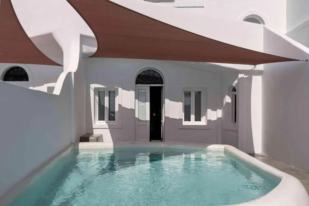 Privater kleiner Pool mit hellem Innenhof und modernen Linien im Hotelzimmer.