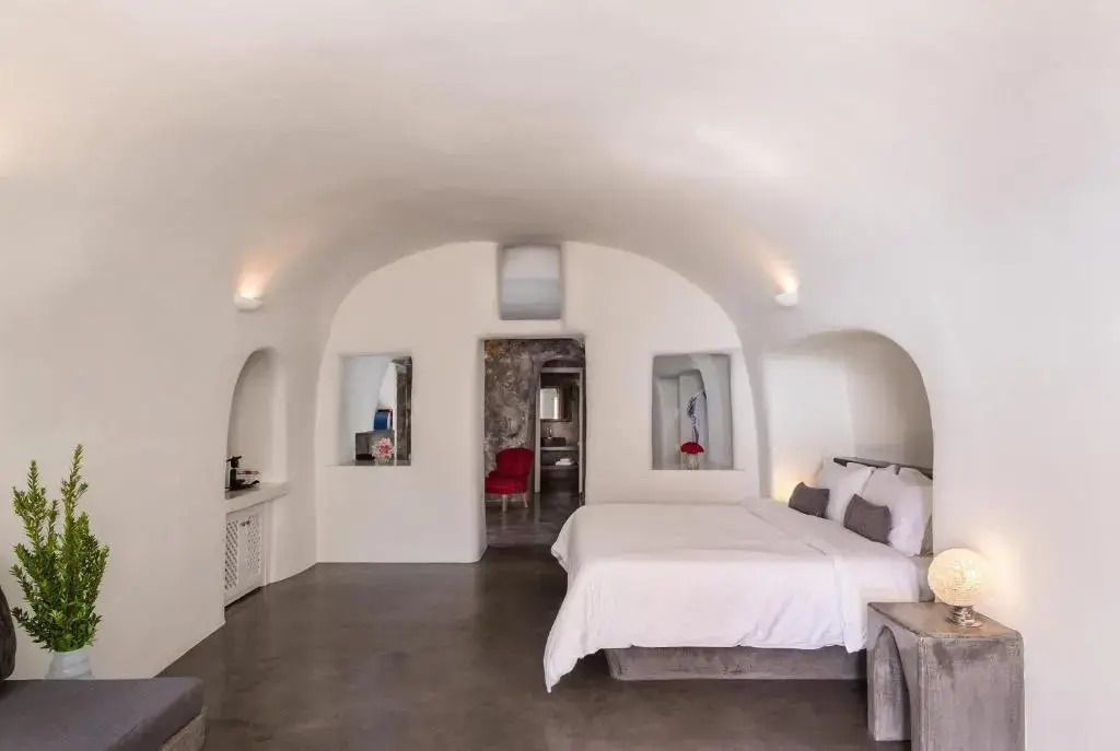 Helles Zimmer mit gewölbter Decke und Doppelbett in der Klassischen Doppel Suite