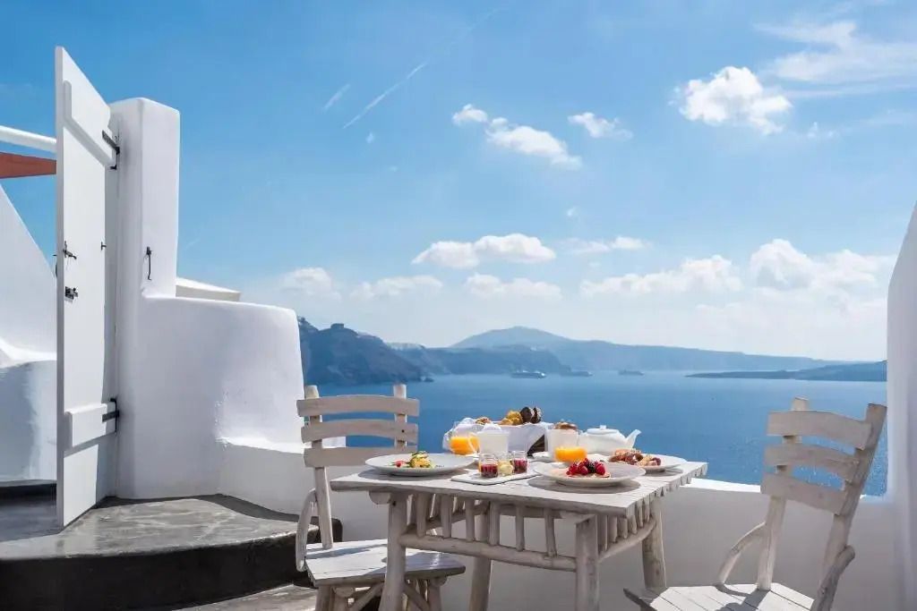 Terrasse mit Tisch voller Frühstück und wunderschönem Meerblick