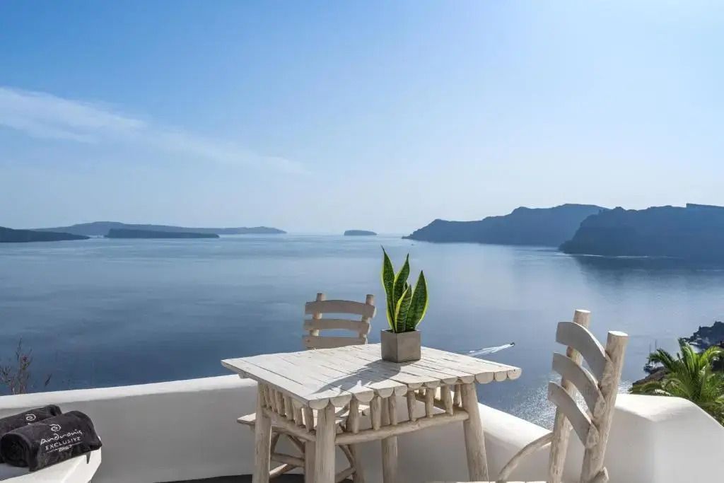 Terrasse mit Sitzbereich und atemberaubendem Blick auf das blaue Meer.