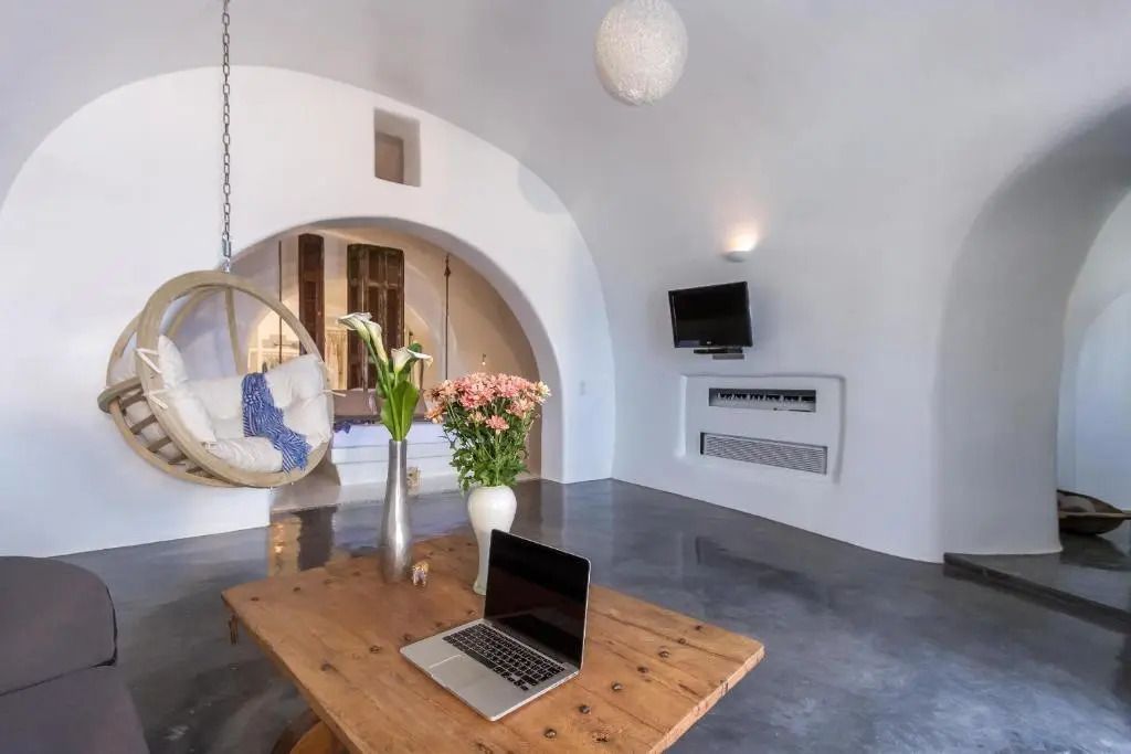 Modernes Zimmer mit Hängesessel und Arbeitstisch in ruhigen Farbtönen.