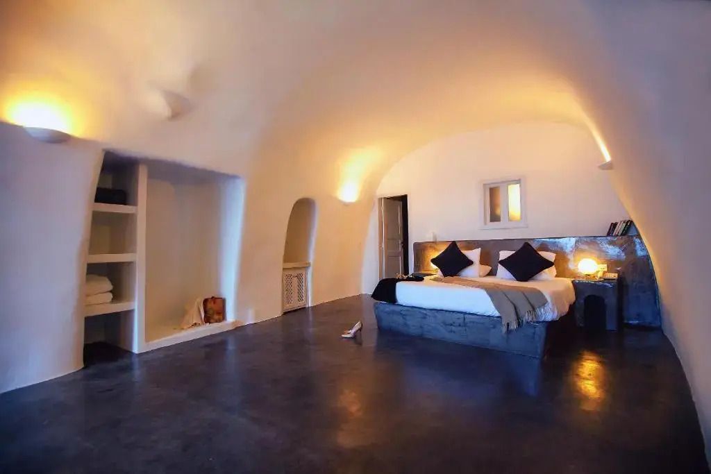 Geräumiges Schlafzimmer mit gewölbter Decke und stimmungsvoller Beleuchtung.