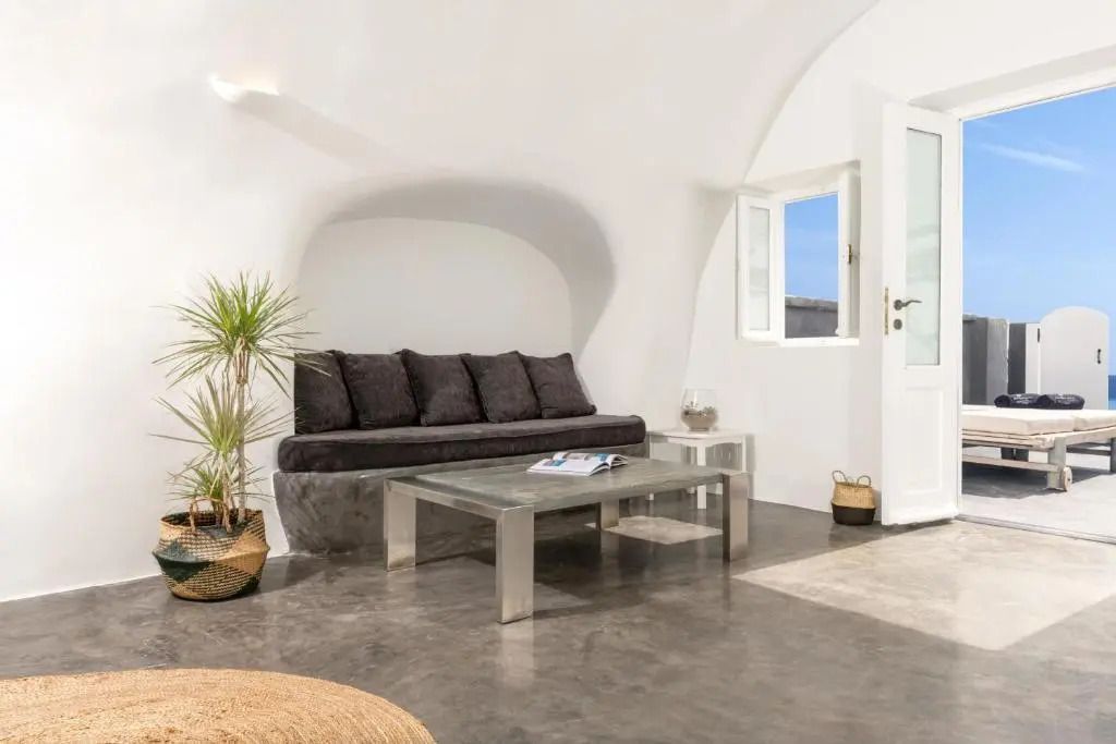 Moderne Lounge mit gemütlichem Sofa und hellem Interieur in Höhlenatmosphäre.