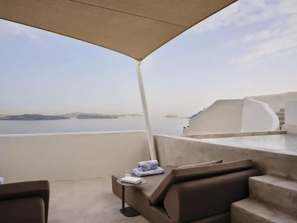 Relaxzone auf Terrasse mit Meerblick und Himmel