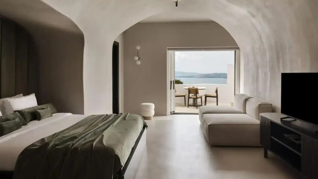 Helles Zimmer mit offenem Zugang zur Terrasse und Blick aufs Meer