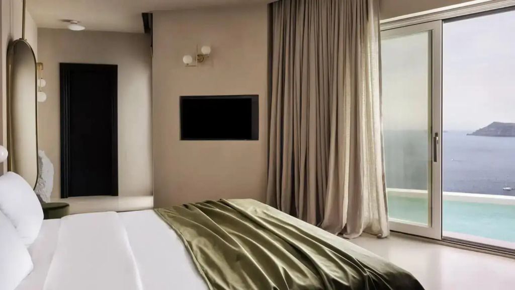 Zimmer mit modernem Dekor und großen Vorhängen neben einem Bett