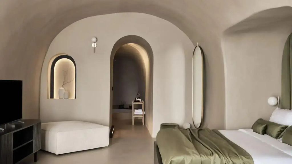 Zimmer mit Rundbögen und stilvollem Interieur