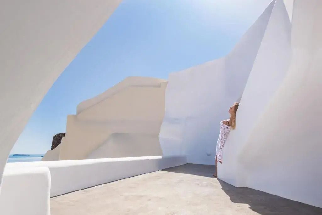 Moderne Architektur mit weißem minimalistischem Design