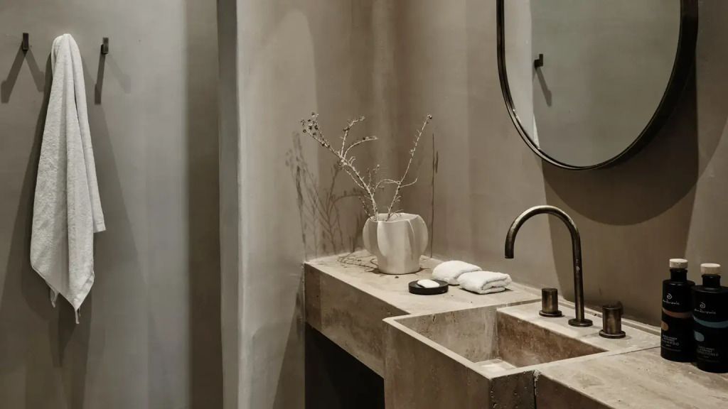 Moderne Badezimmereinrichtung mit Design-Waschbecken und Dekor.