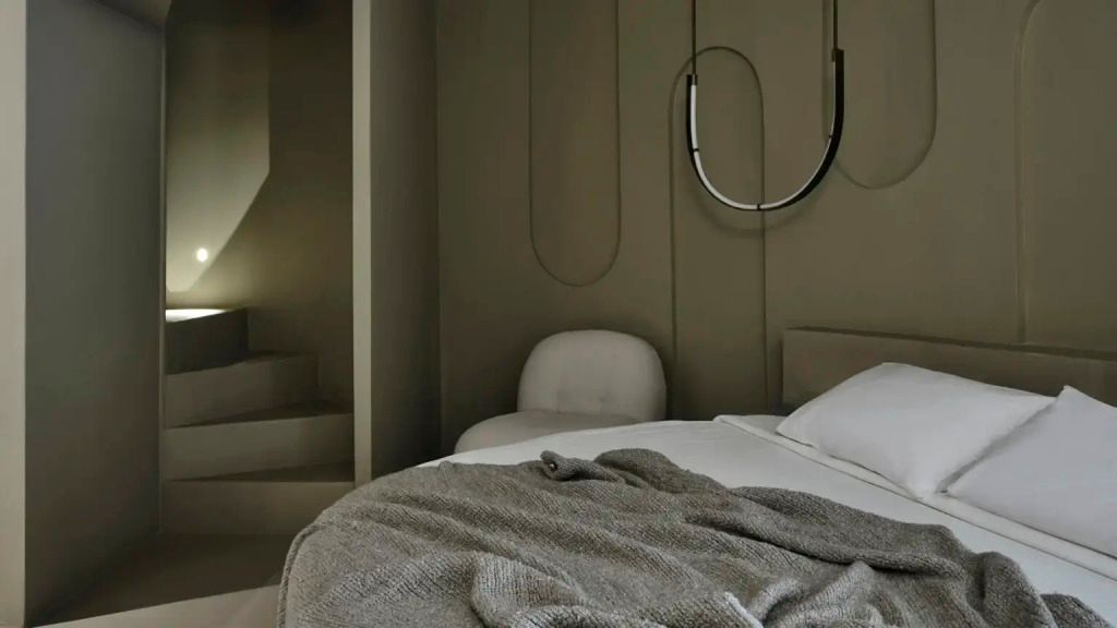 Stilvolles modernes Schlafzimmer mit elegantem Rundbett und minimalistischer Dekoration