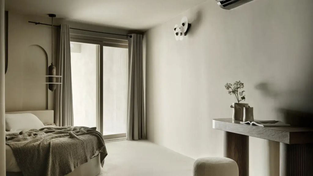 Lichtdurchflutetes Zimmer mit modernen Möbeln und dezenter Dekoration