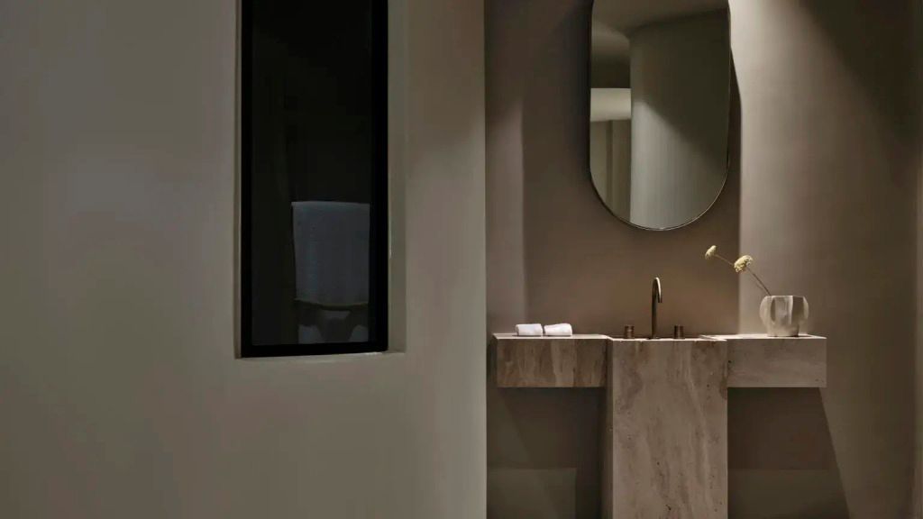 Elegantes Badezimmer mit modernem Waschbecken und stimmungsvoller Beleuchtung