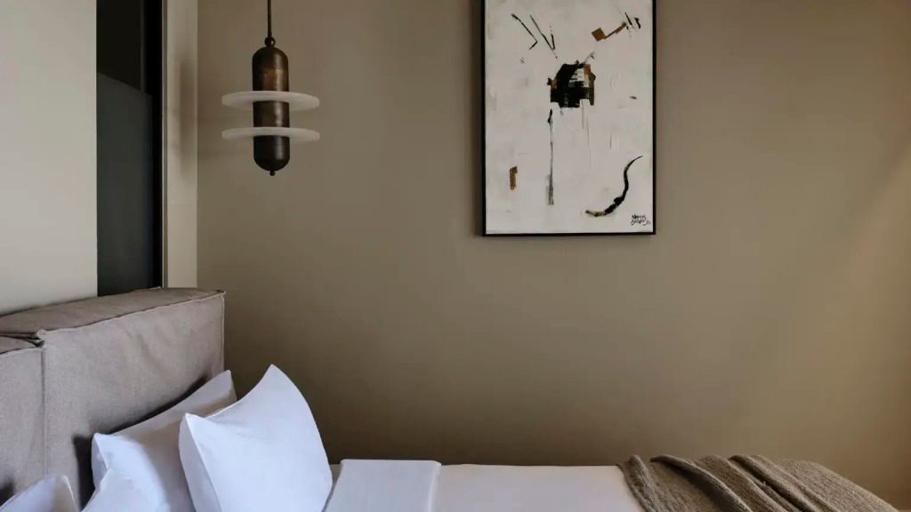 Moderne Kunst im Schlafzimmer mit eleganter Wandbeleuchtung