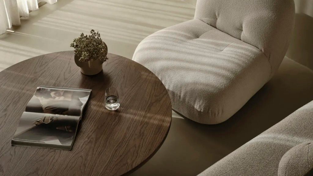 Bequemer Sesselsitz mit Holztisch und dekorativen Details