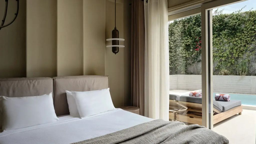 Helles Schlafzimmer mit Zugang zur Terrasse im Andronis Concept Hotel