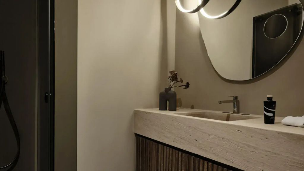 Modernes Badezimmer mit stilvollem Waschbecken und Beleuchtung
