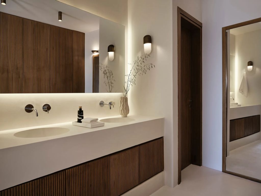 Modernes Badezimmer mit Doppelwaschbecken und dezenter Beleuchtung.