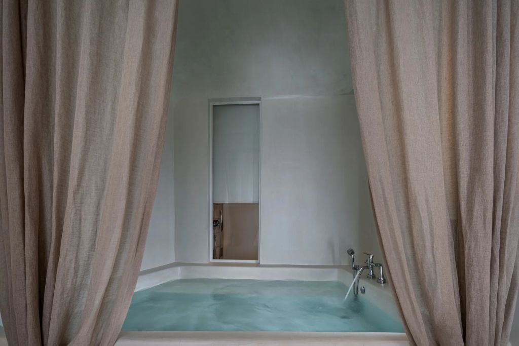 Entspannungsbadewanne mit Vorhängen in einer behaglichen Umgebung.