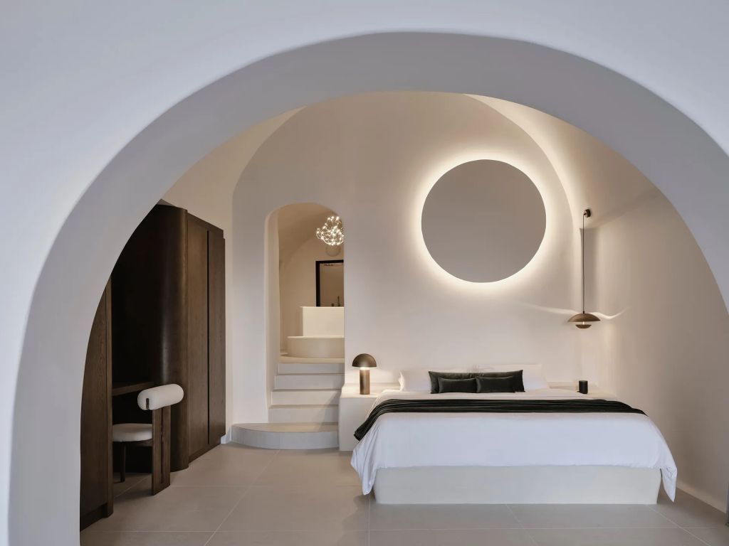 Modernes Schlafzimmer mit Rundbogen und minimalistischem Beleuchtungselement über dem Bett