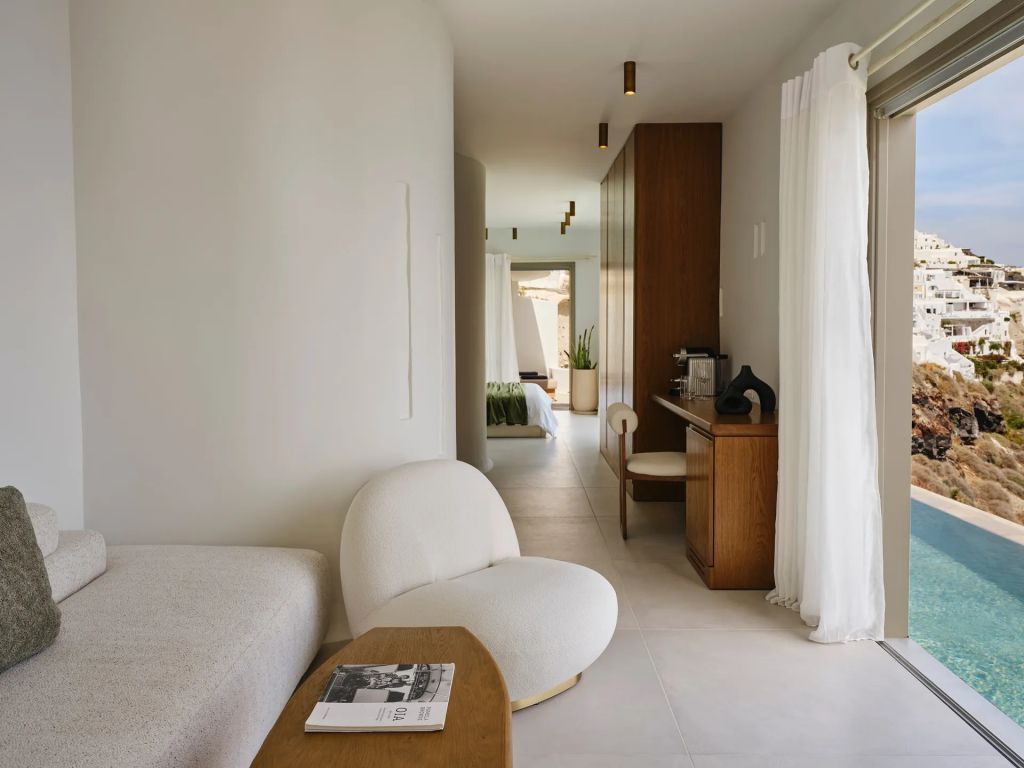 Sitzecke und Schreibtisch im stilvollen Flur der Suite