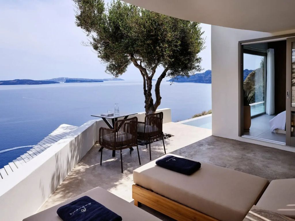 Blick auf das Meer von der Terrasse mit Sitzbereich und Olivenbaum