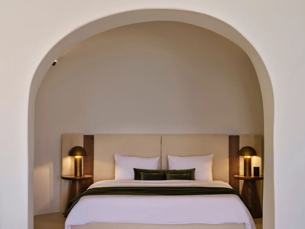Hochwertiges Doppelbett in stilvoll geschmücktem Raum mit sanfter Beleuchtung.