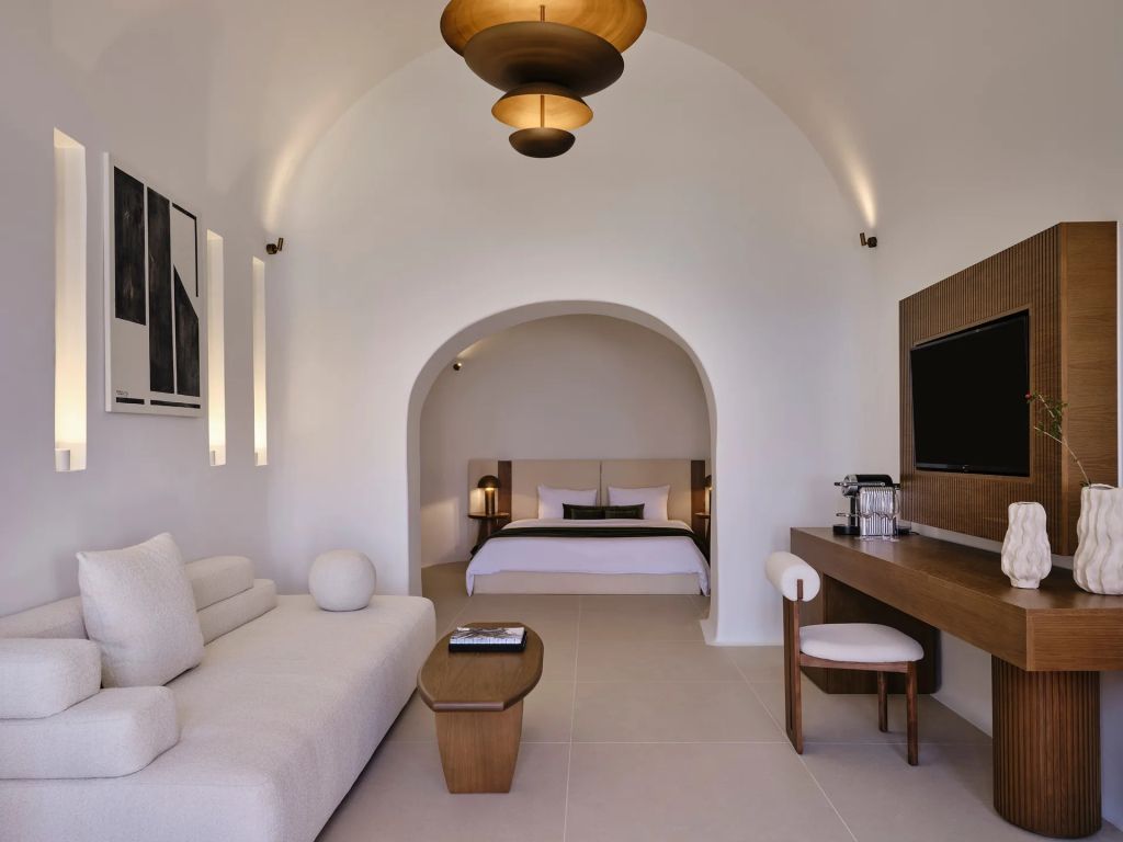 Geräumiger Wohnbereich mit Sofa, Couchtisch und modernen Details zur Suite-Erholung.