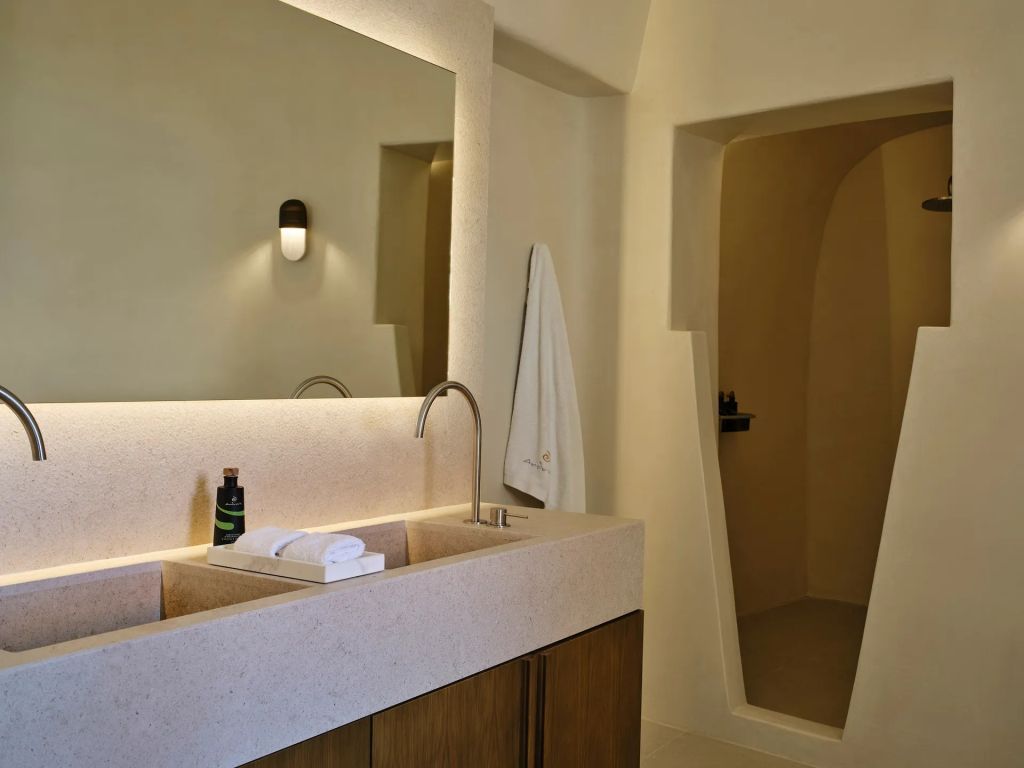 Modernes Badezimmer mit eleganter Armatur und sanfter Beleuchtung.