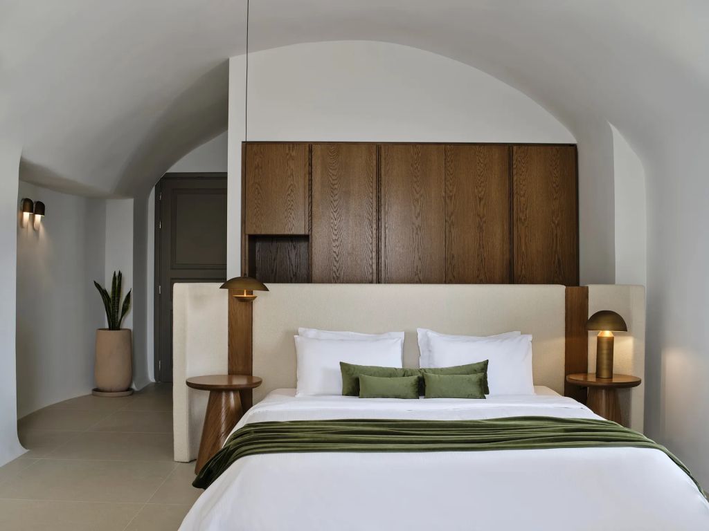 Elegantes Schlafzimmer mit großem Bett und Holzwanddekoration