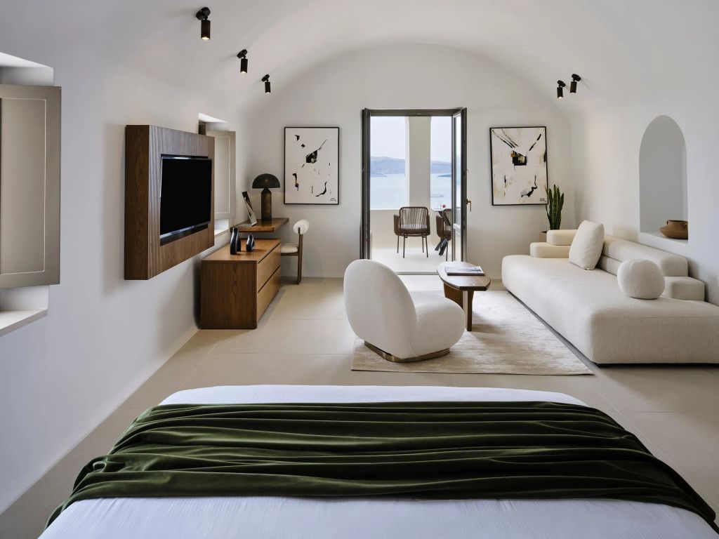 Geräumiges Wohnzimmer mit Sofa, TV und Meerblick