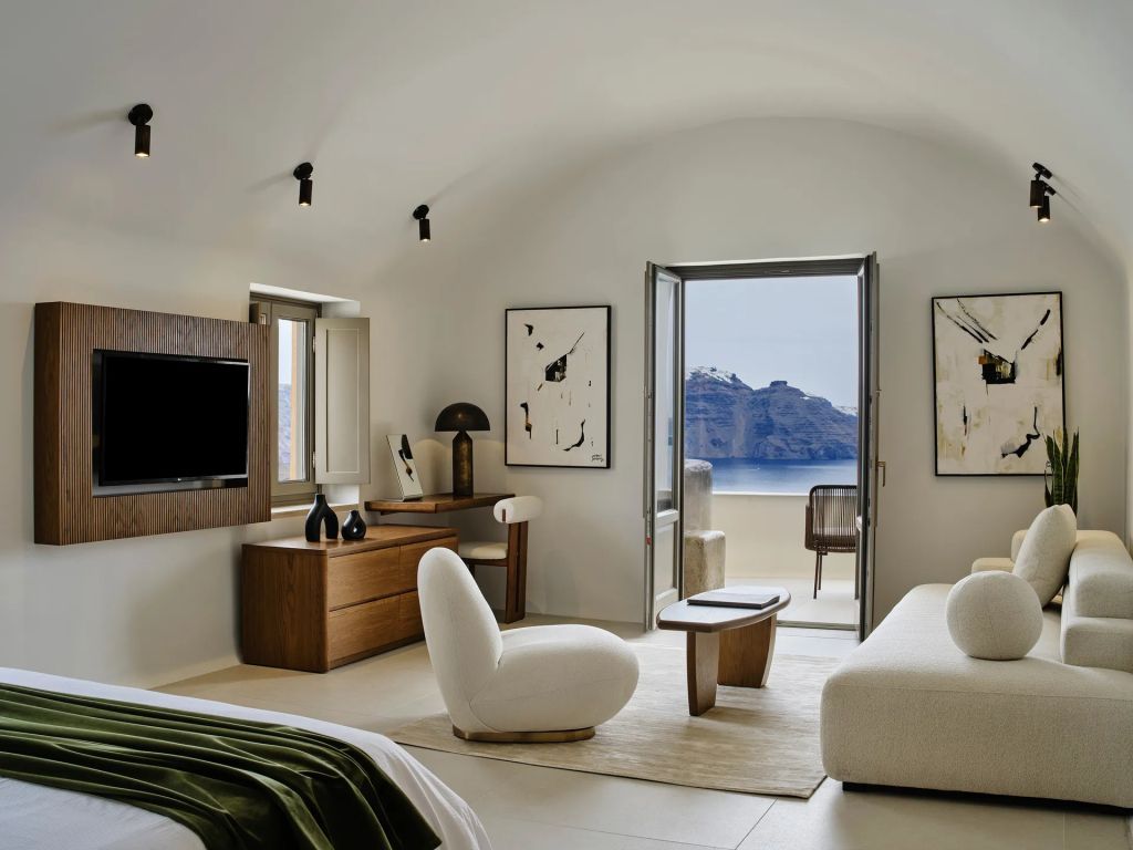 Wohnbereich mit Zugang zum Balkon und Blick auf die Caldera