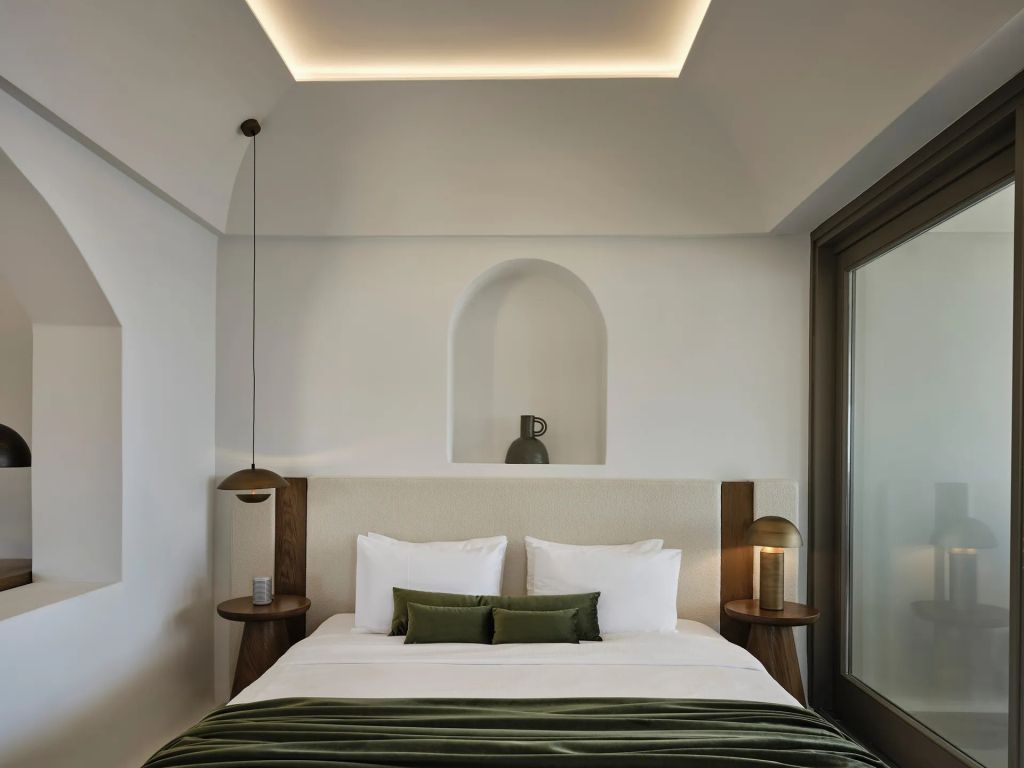 Elegantes Schlafzimmer mit Designerlampe und modernem Interieur in der Honeymoon Suite