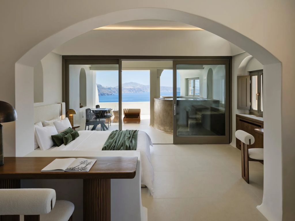 Suite mit Meerblick und moderner Einrichtung in der Honeymoon Outdoor Hot Tub Suite