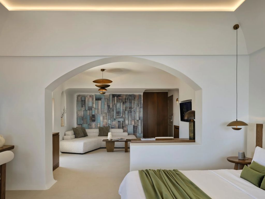 Geschmackvolles Wohnzimmer mit stilvollen Möbeln in der Honeymoon Suite