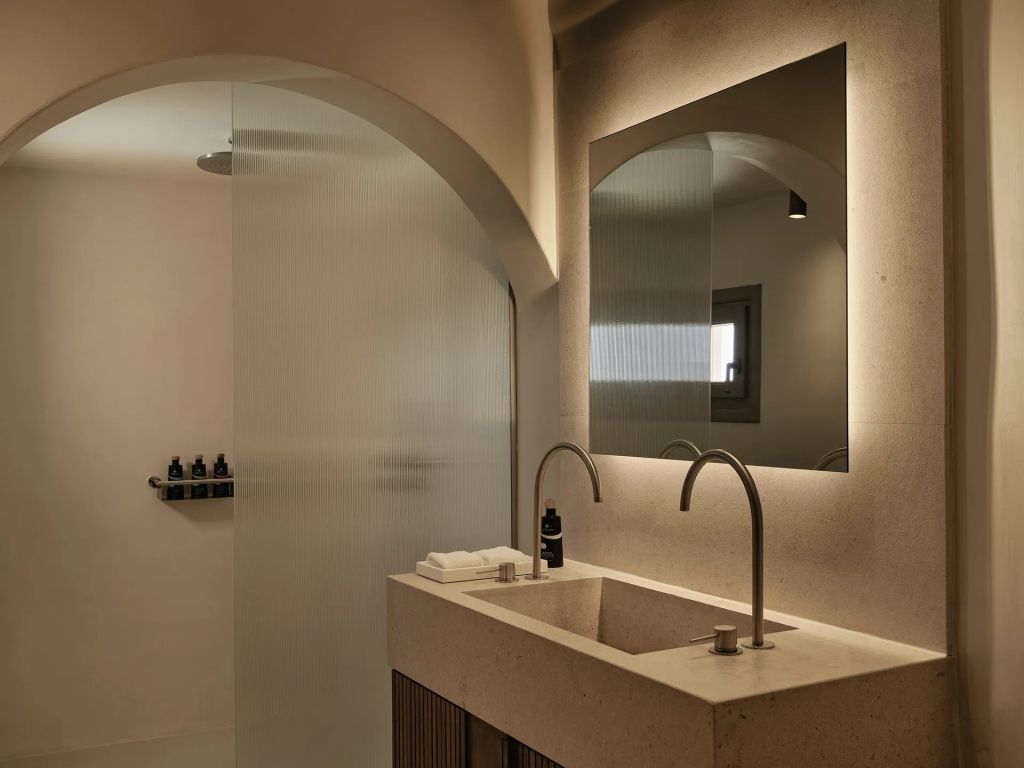 Modernes Badezimmer mit Doppelwaschbecken und stilvoller Beleuchtung