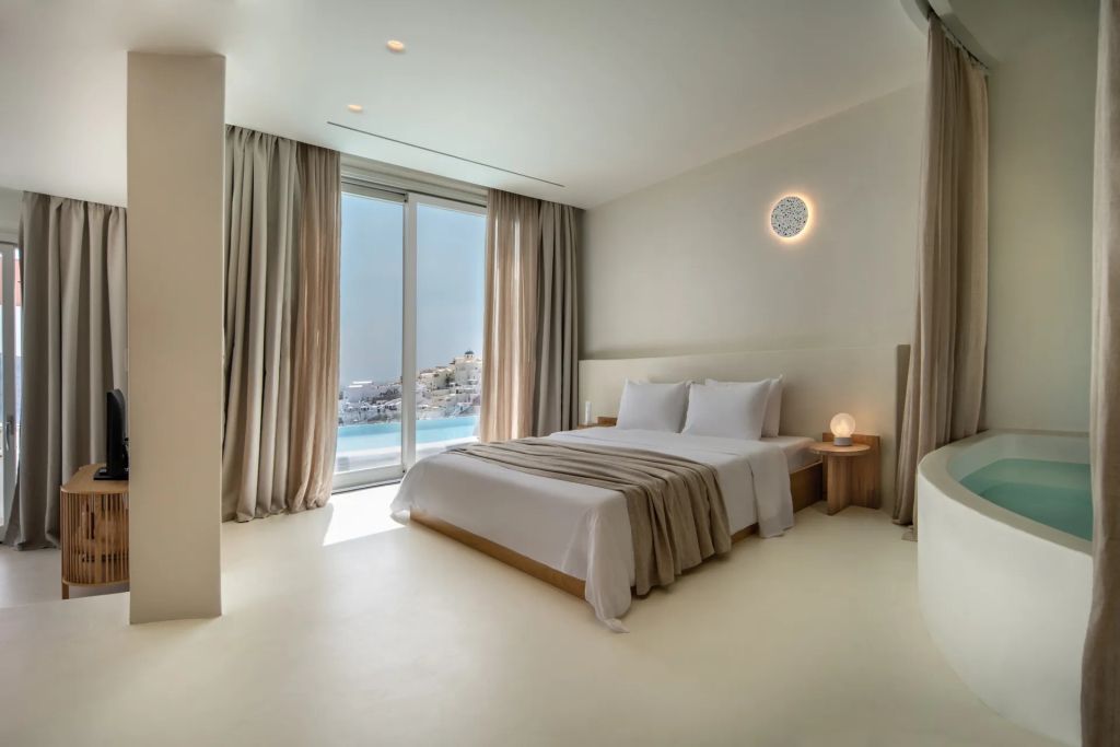 Helles Schlafzimmer mit großem Fenster und Blick auf das Meer